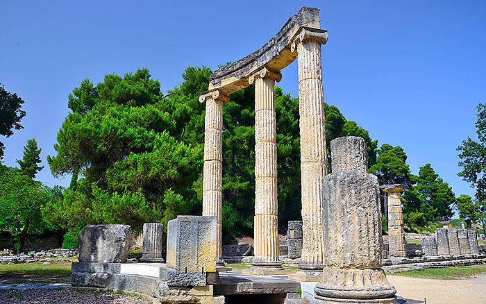 Drawing a connection between the modern Games and the ancient competitions that were their inspiration, the Olympic torch is symbolically lit by the sun's rays, focused by a parabolic mirror.