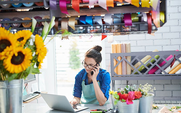 csm_Young_Businesswoman_in_Flower_Shop_stock_photo_bb6bb2adec